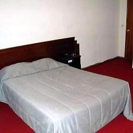 Residencial Mocambique Pensión 2*